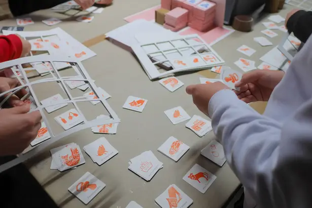 Colorful playing cards are separated manually from the sheets ©SPEICHER_Leute e.V.