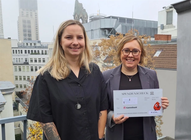 The Managing Director of Stiftung Digitale Spielekultur holding the donation check The Managing Director of Stiftung Digitale Spielekultur holding the donation check